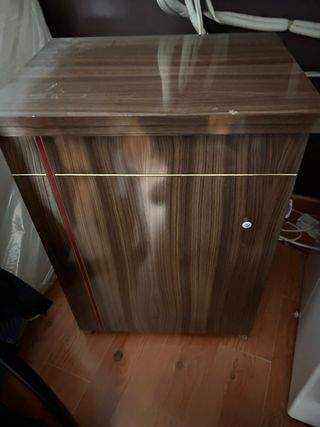 Máquina de coser Alfa antigua con mueble.