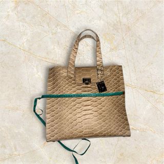 Bolso de piel beige con textura