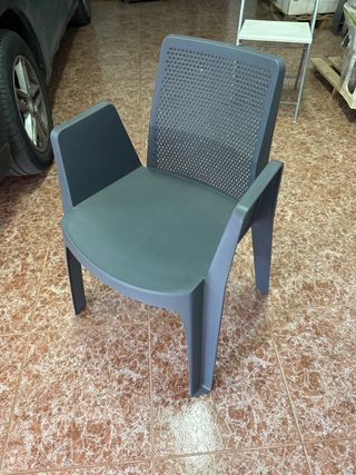 Silla de plástico gris moderna