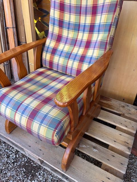 Mecedora de tela y madera multicolor