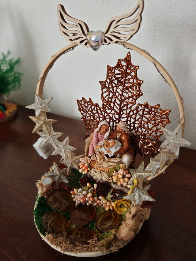 Presepe su base tonda con anello e stelle