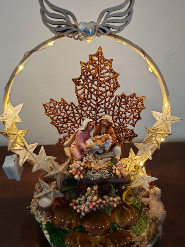 Presepe su base tonda con anello e stelle