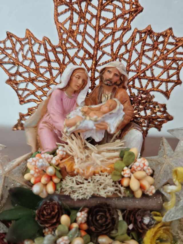 Presepe su base tonda con anello e stelle