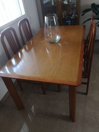 Mesa de salón extensible con 6 sillas de madera