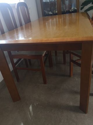 Mesa de salón extensible con 6 sillas de madera