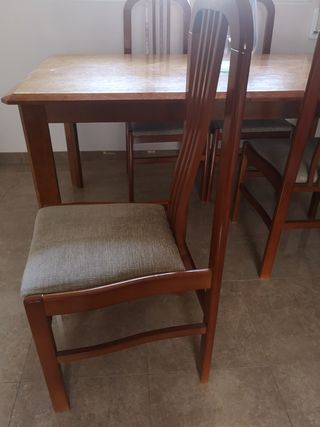 Mesa de salón extensible con 6 sillas de madera
