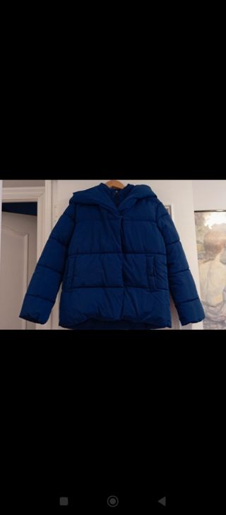 Chaquetón acolchado azul.
