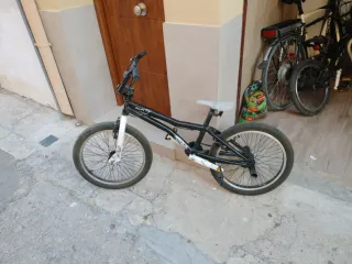 Bicicleta BMX negra