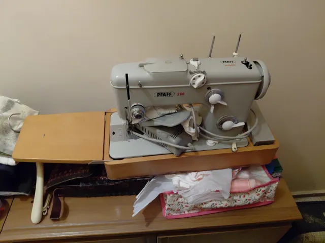 Máquina de coser PFAFF 260 con maleta