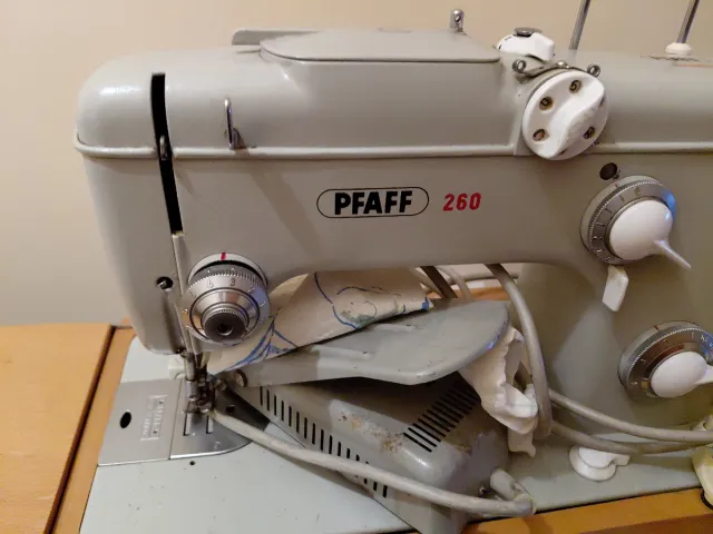 Máquina de coser PFAFF 260 con maleta