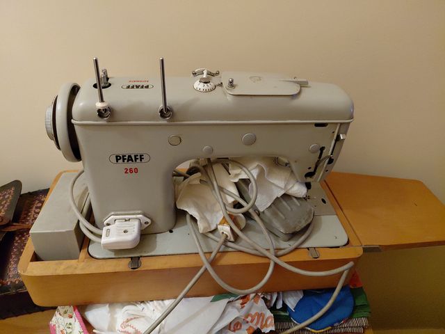 Máquina de coser PFAFF 260 con maleta