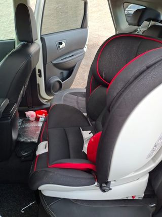 Sillita de coche infantil negra y roja