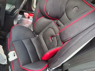 Sillita de coche infantil negra y roja