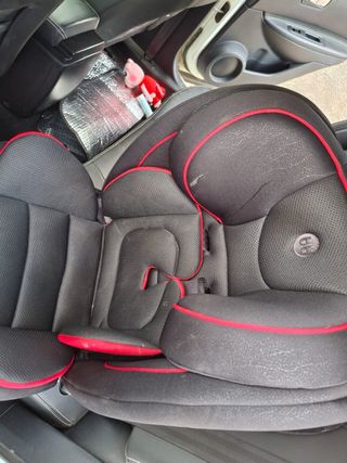 Sillita de coche infantil negra y roja