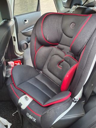 Sillita de coche infantil negra y roja