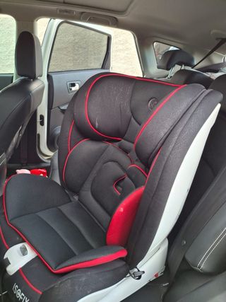 Sillita de coche infantil negra y roja