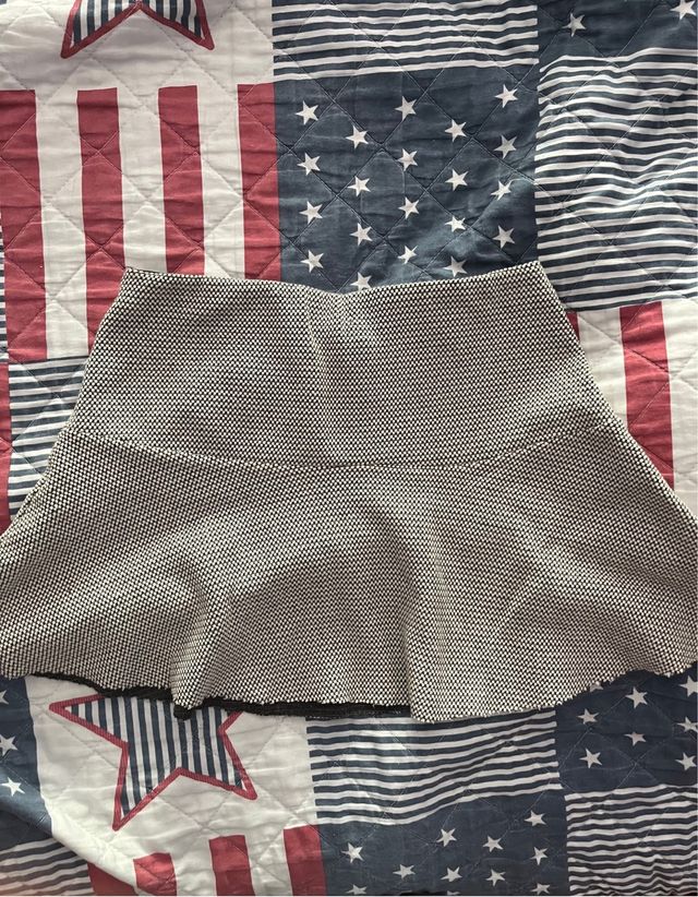 Falda corta gris y blanca