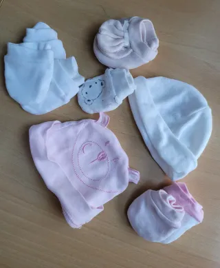 Lote gorritos, manoplas y patucos bebé