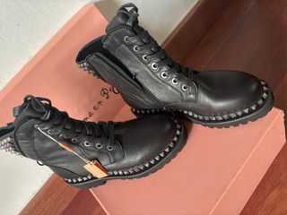 Botas negras con tachuelas