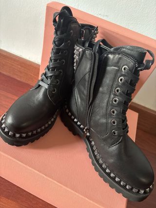 Botas negras con tachuelas