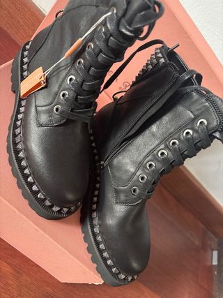 Botas negras con tachuelas