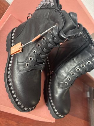 Botas negras con tachuelas