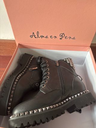 Botas negras con tachuelas