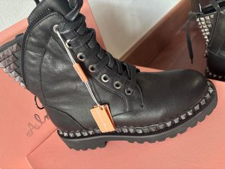 Botas negras con tachuelas