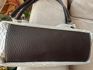 Bolso de hombro gris y marrón con hebilla