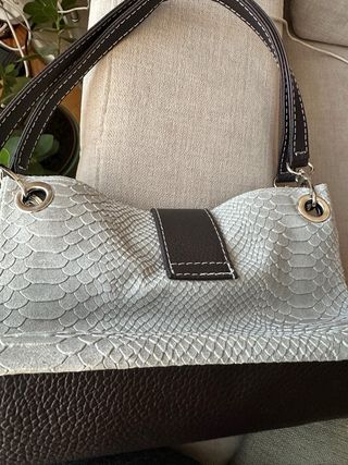 Bolso de hombro gris y marrón con hebilla