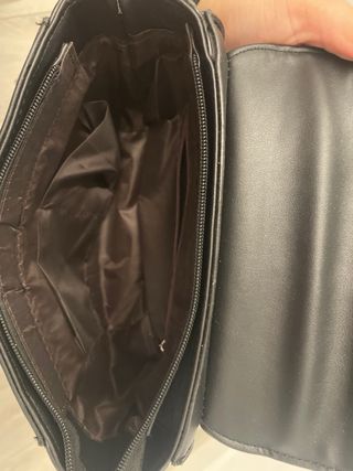 Bolso negro con adorno de labios y pintalabios