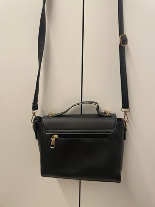 Bolso negro con adorno de labios y pintalabios