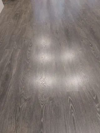 Suelo laminado imitación madera gris
