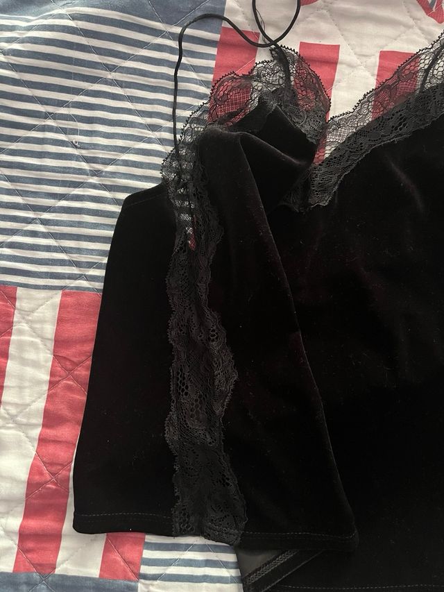 Top lencero negro con encaje