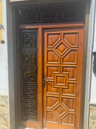 Puerta de madera con reja