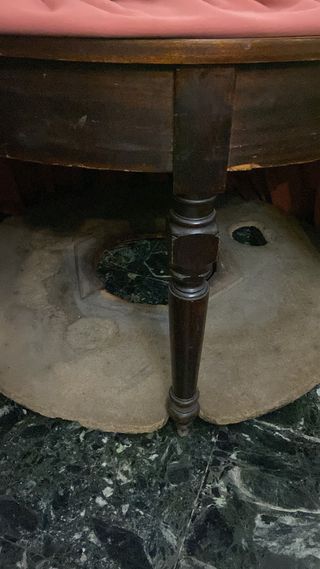 Legno e formica. Tela.123 cm di diametro. Non conosco desm