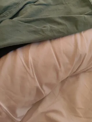 Ropa usada verde y beige