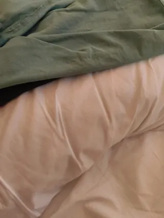 Ropa usada verde y beige