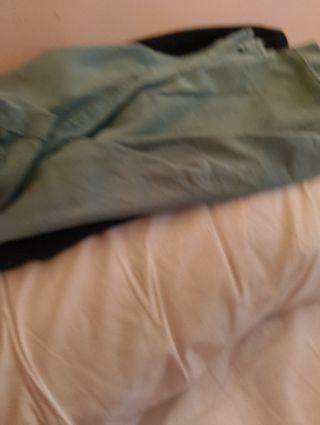 Ropa usada verde y beige