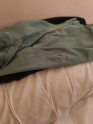 Ropa usada verde y beige