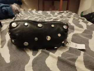 Bolso negro con tachuelas plateadas