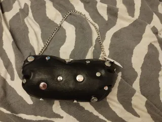 Bolso negro con tachuelas plateadas