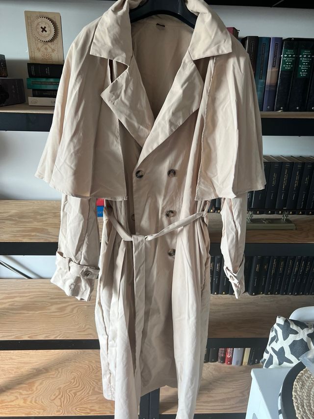 Gabardina beige fina con capa