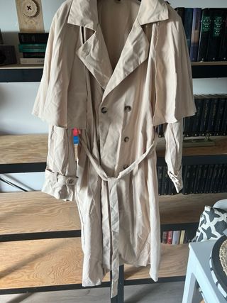 Gabardina beige fina con capa