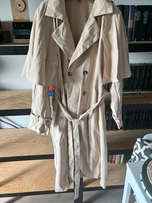 Gabardina beige fina con capa