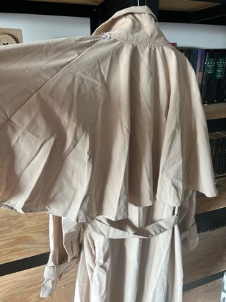 Gabardina beige fina con capa