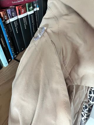 Gabardina beige fina con capa