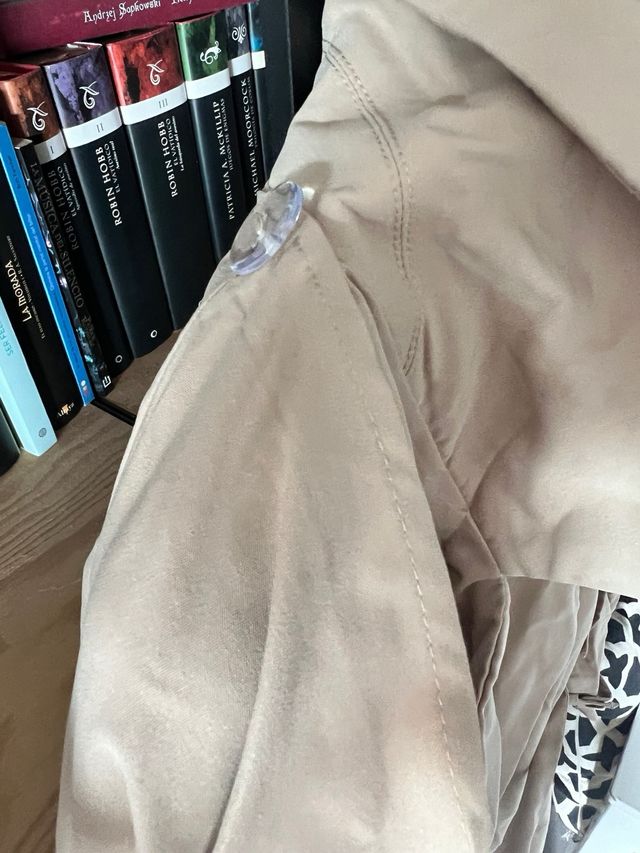 Gabardina beige fina con capa