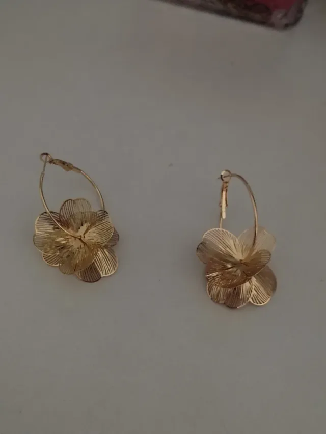 Orecchini Aro in oro con fiore