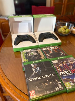 Xbox One con 2 controller e 4 giochi